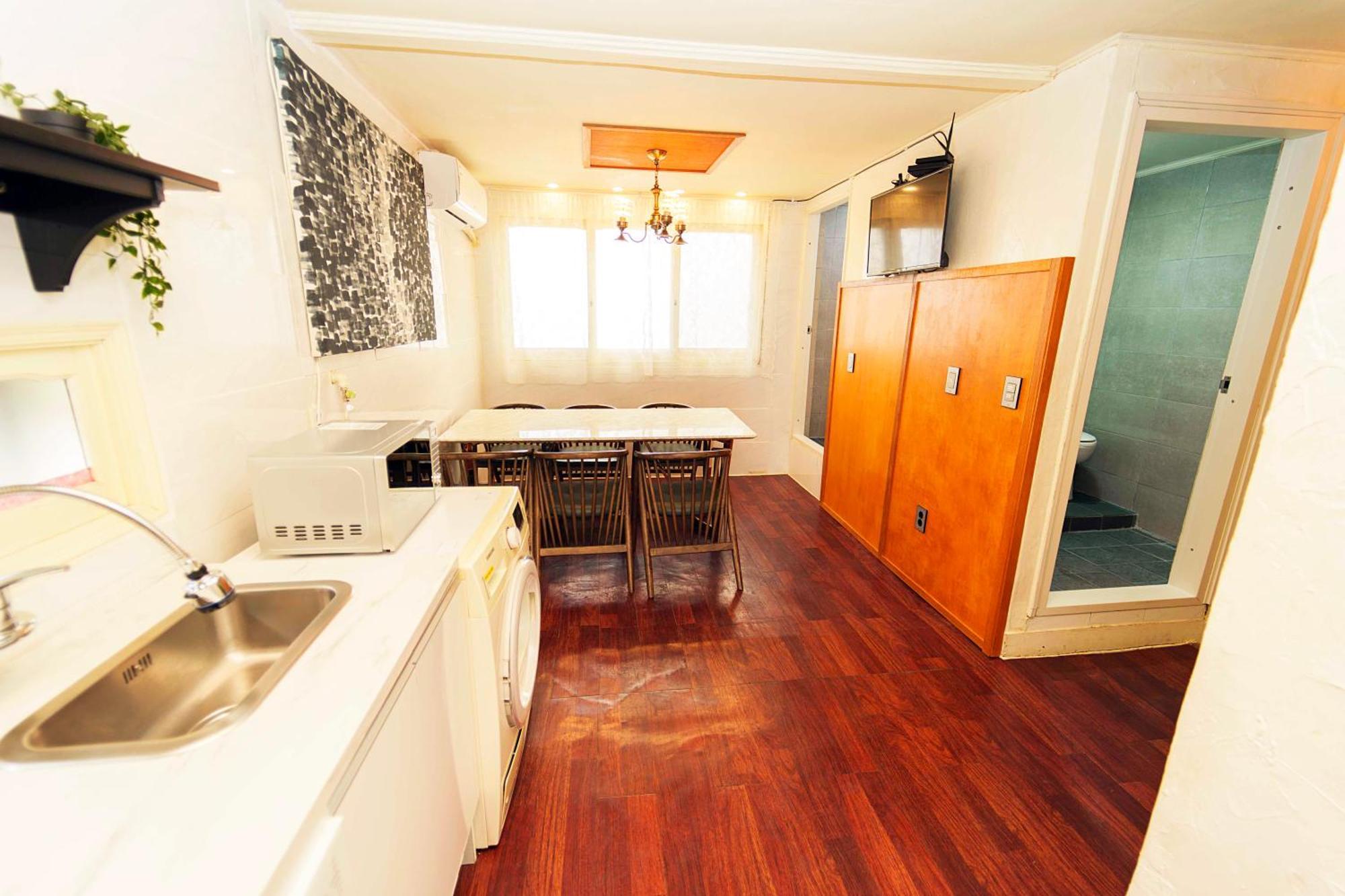 2 - Gu&Anne House Seoul Hongdae Stn 5Rooms,4Bathroom
